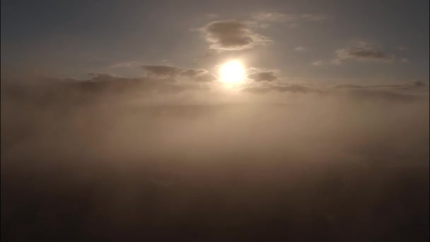 Luchtfoto vliegen door een lage wolk inversie in de Schotse Hooglanden — Stockvideo