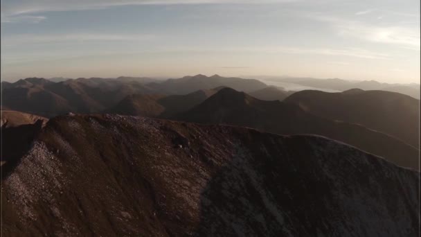 Espetacular tiro aéreo na montanha Sgurr a 'Mhaim, Terras Altas Escocesas — Vídeo de Stock