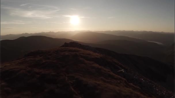 Захватывающая воздушная съемка на горе Сгурр-а-Маим, Шотландское нагорье — стоковое видео