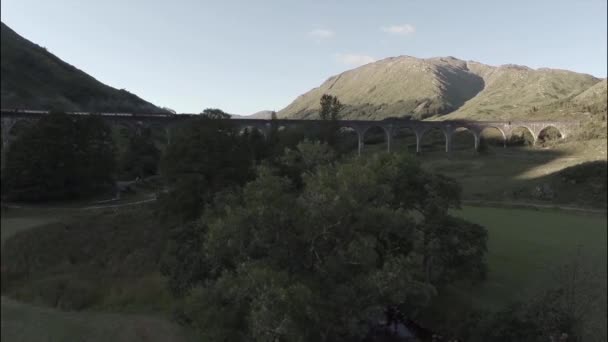 Toma aérea del tren de vapor jacobita que cruza el viaducto de Glenfinnan — Vídeo de stock