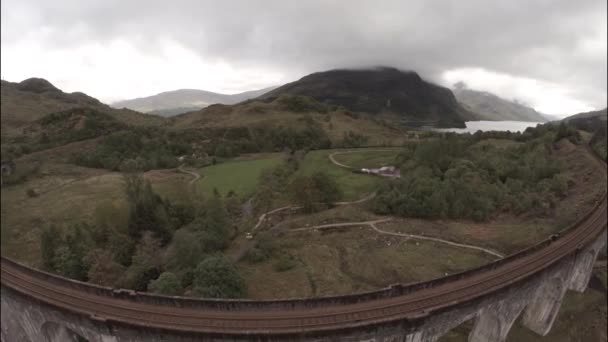 İskoçya Highlands Glenfinnan Viyadüğü üzerinde hava atış — Stok video