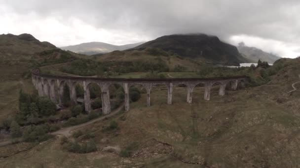 Disparo aéreo sobre el viaducto de Glenfinnan en las tierras altas escocesas — Vídeo de stock
