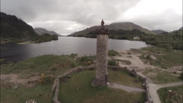 スコットランドのハイランド地方でグレンフィナン モニュメントの空中ショット — ストック動画