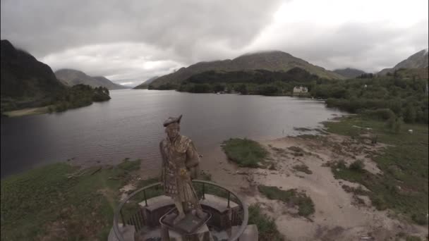 Zdjęcia lotnicze z pomnik Glenfinnan w szkockich Highlands — Wideo stockowe