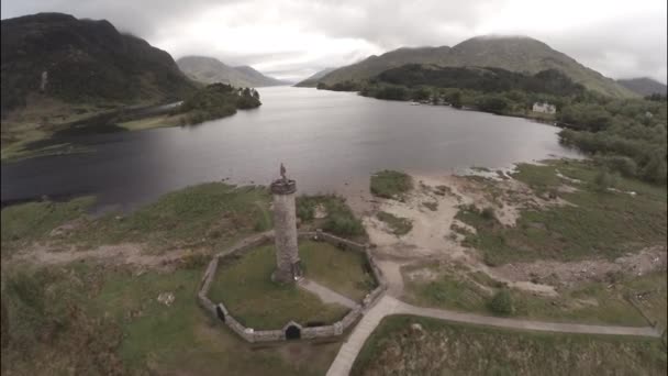 Снимок с воздуха памятника Гленфиннану в Шотландском нагорье — стоковое видео