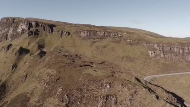 Antenn skott av Quairang i Skye i Skottland — Stockvideo