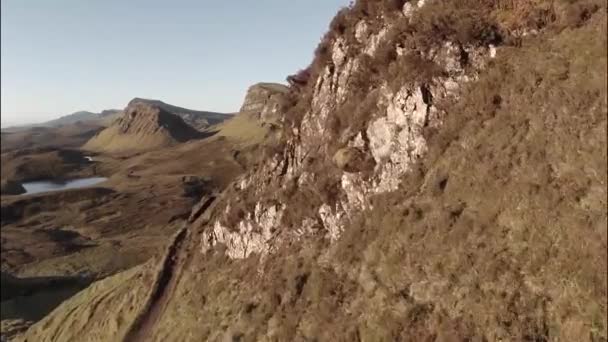 Аэросъемка Quairang в Скай, Шотландия — стоковое видео