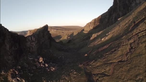 Luchtfoto van de Quairang in Skye, Scotland — Stockvideo