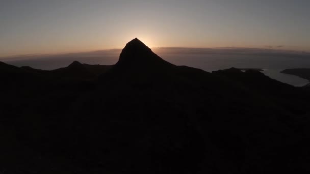 Vue aérienne d'un paysage côtier spectaculaire en silhouette — Video