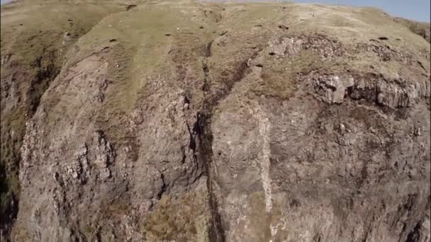 スコットランドのスカイ島で Quairang の空中ショット — ストック動画