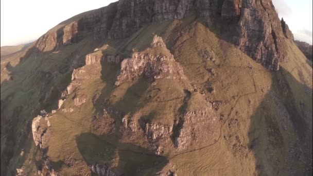 Foto aérea del Quairang en Skye, Escocia — Vídeos de Stock