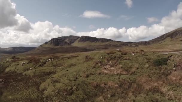 Antenn skott av Quairang i Skye i Skottland — Stockvideo