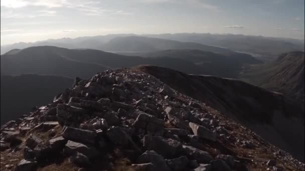 Espectacular toma aérea en la montaña Sgurr a 'Mhaim en las tierras altas escocesas durante la puesta del sol — Vídeo de stock