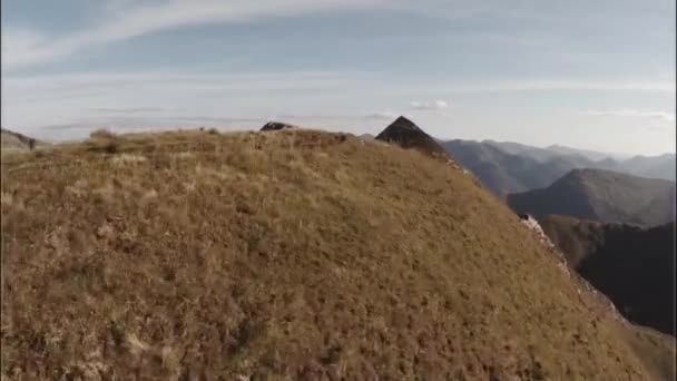 Spektakulära antenn skott på spelas a'Mhaim berg, skotska högländerna — Stockvideo