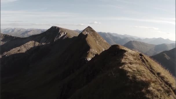 Spectaculaire prise de vue aérienne sur la montagne Sgurr a'Mhaim, Highlands écossais — Video