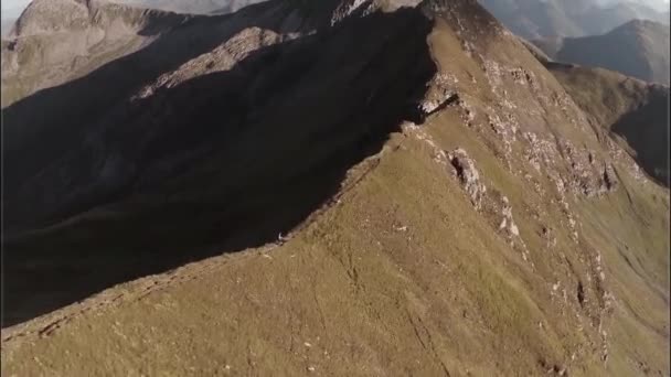 Spectaculaire luchtfoto schot op Sgurr a'Mhaim berg, Schotse Hooglanden — Stockvideo