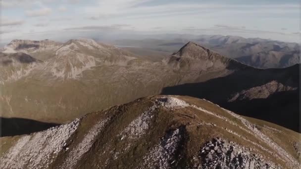 Espectacular toma aérea en la montaña Sgurr a 'Mhaim en las tierras altas escocesas durante la puesta del sol — Vídeos de Stock