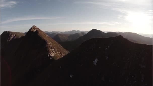 Spettacolare ripresa aerea sulla montagna Sgurr a'Mhaim, Highlands scozzesi — Video Stock