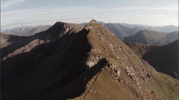 Sgurr a'Mhaim 山、スコットランドのハイランド地方の壮大な空中ショット — ストック動画