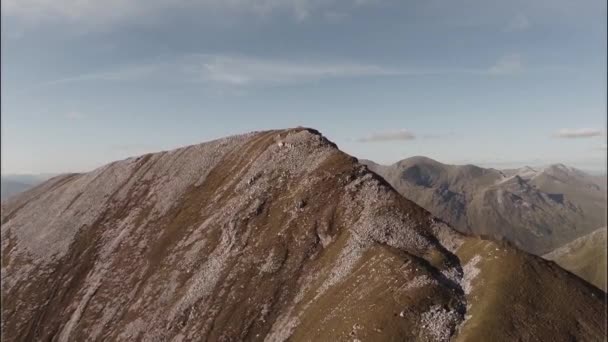 Nádherný Vzdušný záběr na Sgurr a'Mhaim mountain, Skotská vysočina — Stock video