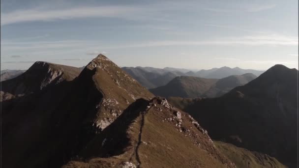 Spettacolare ripresa aerea sulla montagna Sgurr a'Mhaim, Highlands scozzesi — Video Stock