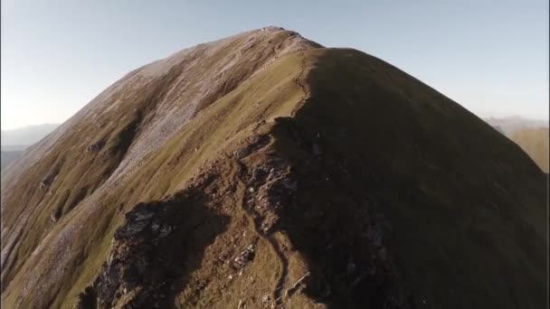 Spektakulära antenn skott på spelas a'Mhaim berg, skotska högländerna — Stockvideo