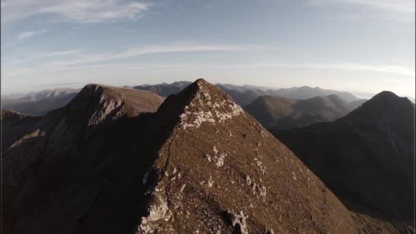 Nádherný Vzdušný záběr na Sgurr a'Mhaim mountain, Skotská vysočina — Stock video