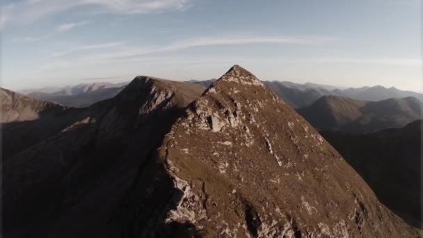 Spectaculaire luchtfoto schot op Sgurr a'Mhaim berg, Schotse Hooglanden — Stockvideo