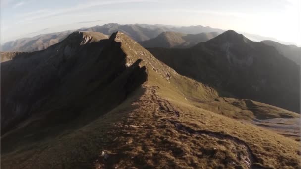 Захватывающая воздушная съемка на горе Сгурр-а-Маим, Шотландское нагорье — стоковое видео