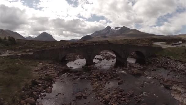 Stunning luchtfoto schot in de Schotse Hooglanden — Stockvideo