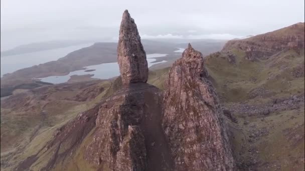 Fotografia aérea da bela paisagem em torno do velho homem de Storr — Vídeo de Stock