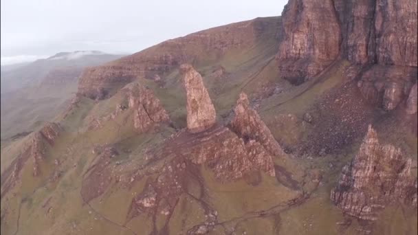 Letecký snímek krásné krajiny v okolí Old man of Storr — Stock video