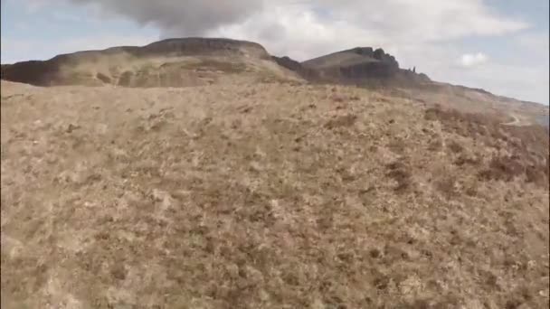 Foto aérea del hermoso paisaje alrededor del Viejo de Storr — Vídeos de Stock