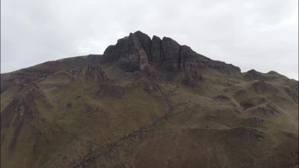 Letecký snímek krásné krajiny v okolí Old man of Storr — Stock video