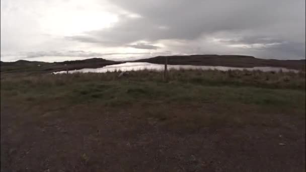Снимок с береговой линии острова Скай в Шотландии — стоковое видео