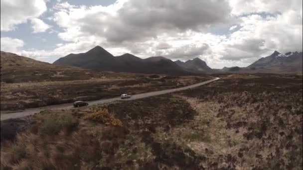 Dramatiska antenn skott av bergskedjan Cuillin på Skye — Stockvideo