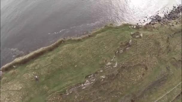 Filmische antenne schot op zoek over de rand van een klif op Skye in Schotland — Stockvideo