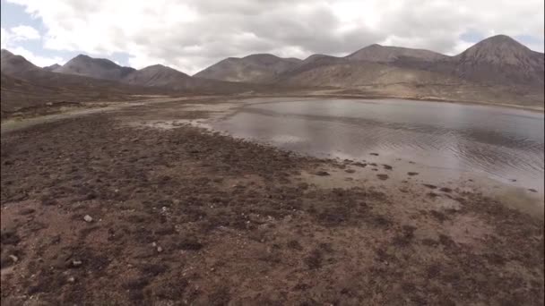 Приголомшливі повітряний постріл від берегової лінії Скай в Шотландії — стокове відео