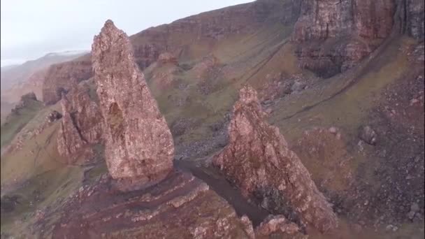 Foto aérea del hermoso paisaje alrededor del Viejo de Storr — Vídeos de Stock