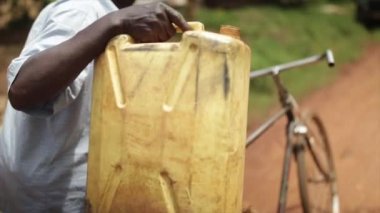Afrika adam su toplamak için bir bisiklet kullanma