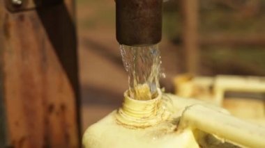 Atış bir de Afrika sarı bir kova doldurma yukarıya kapatmak