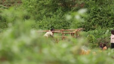 Afrika bir aile, bir de sarı su kapları dolduruyor