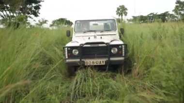 Landrover sürücüler Eylül 2013 kırsal Masindi, Uganda, fazla gelişmiş bir kir parça aşağı