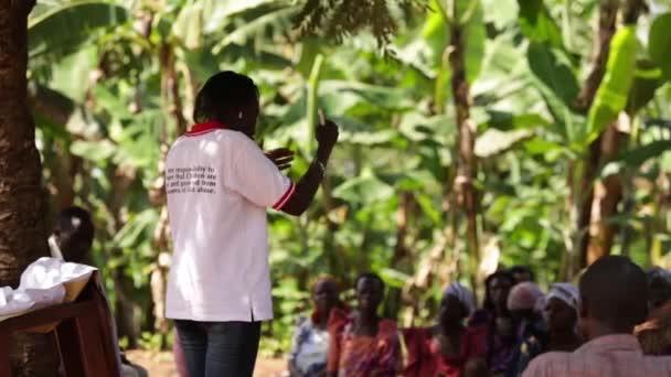 African lady teaching a village about sanitation in the community — Stock Video