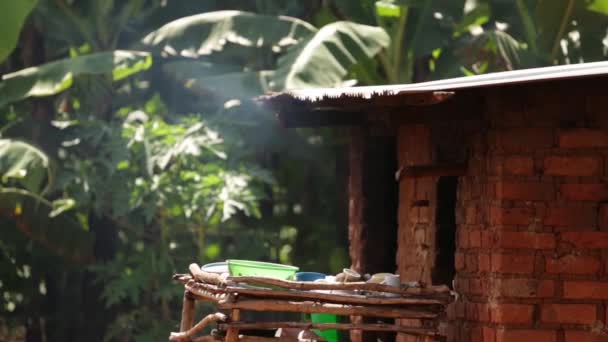 Uma cabana africana usada para cozinhar com fumaça saindo das janelas — Vídeo de Stock