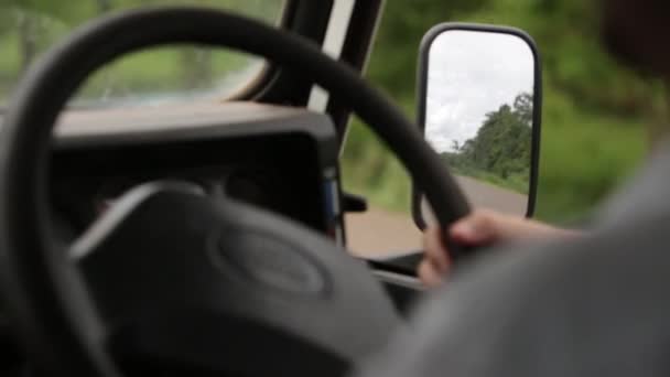 室内拍摄的越野车后卫驾驶通过农村马辛迪，乌干达，2013 年 9 月 — 图库视频影像