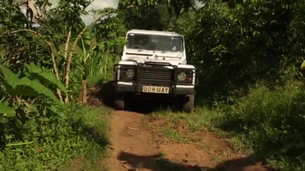 Ένα Landrover οδηγεί κάτω από ένα χωματόδρομο στην αγροτική Masindi, Ουγκάντα, Σεπτεμβρίου 2013 — Αρχείο Βίντεο