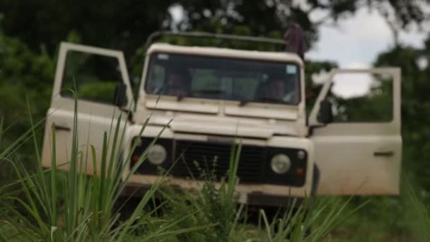 Két kaukázusi Férfi ül a fokvárosi védő, nyitott ajtókkal, Masindi, Uganda, 2013. szeptember — Stock videók