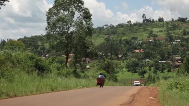 ランドローバーは 2013 年 9 月マシンジ, ウガンダの田舎道ドライブします。 — ストック動画