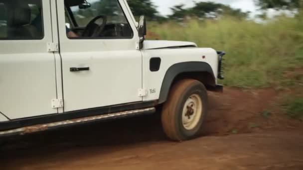ランドローバー ドライブ ダウン マシンディ、ウガンダの田舎で草に覆われたダート トラック 2013 年 9 月 — ストック動画